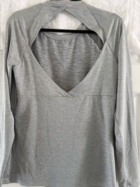 EUC Under Armour Light Gray Long Sleeve Open-Back Athletic Top